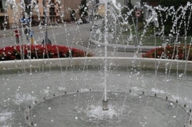 Via Valsesia: la fontana della rotatoria riattivata grazie ad Assa e ai cantieristi del Comune