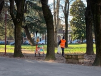 Pulizia delle scuole e delle aree circostanti... "alla vecchia maniera" Pulizia delle scuole e delle aree circostanti... "alla vecchia maniera"
